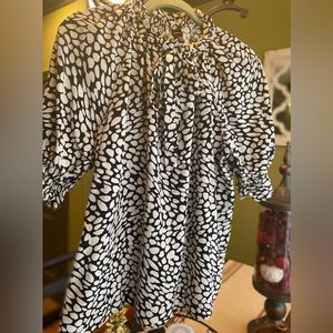 EUC Who What Wear Black/cream patterned blouse